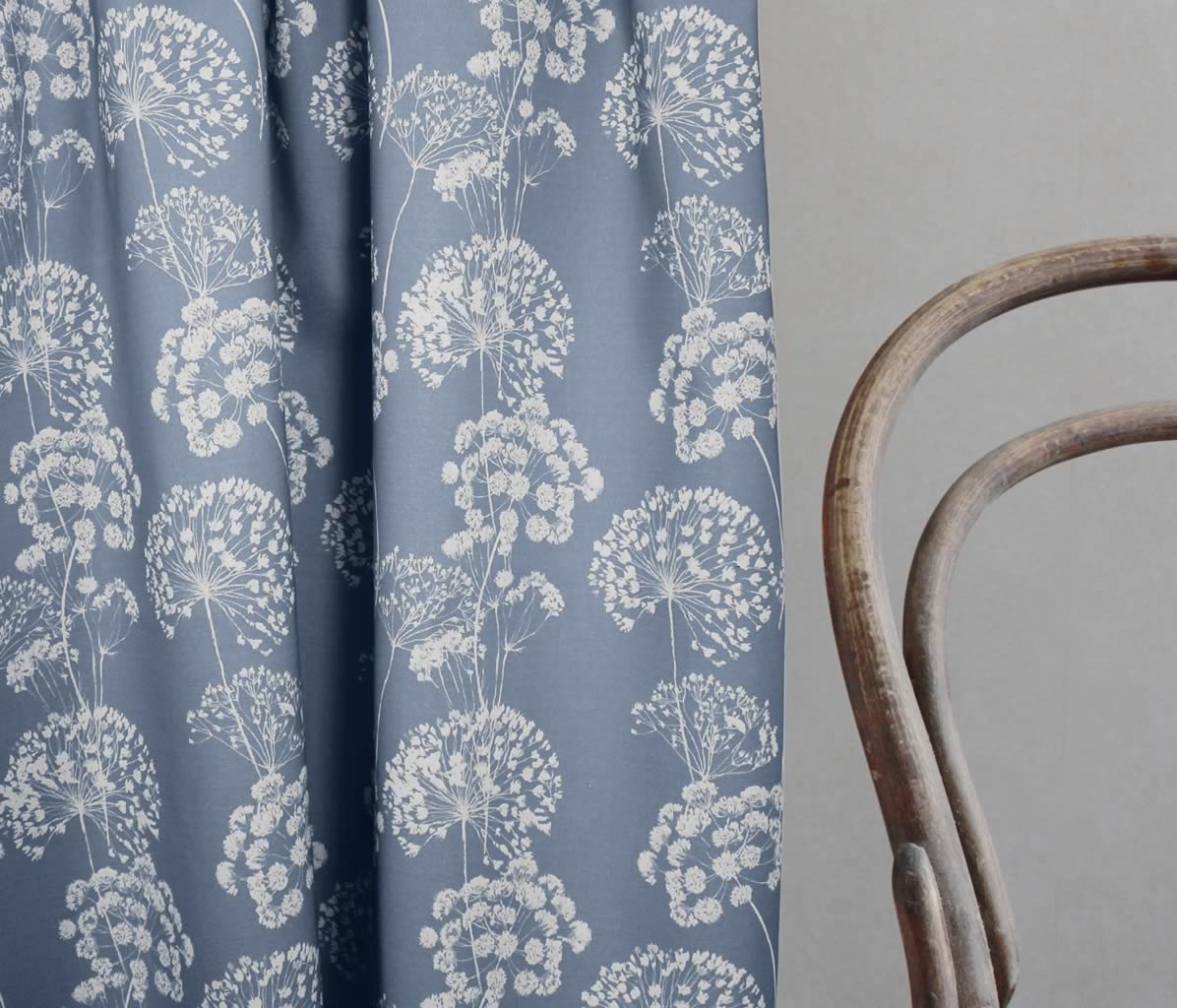 Erleen INV Agate Blue - Curtain fabric with Blue and  botanical print