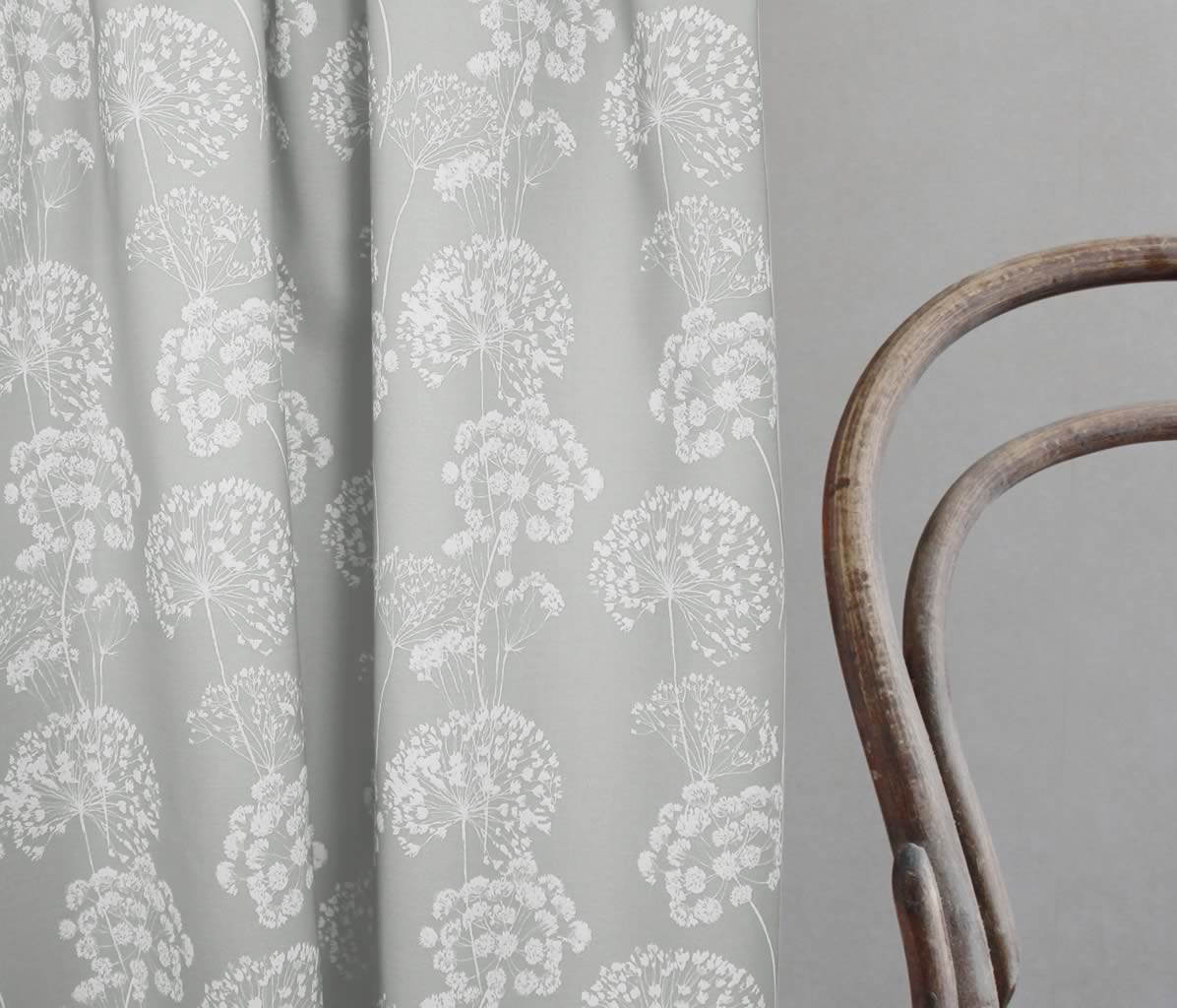 Erleen INV Greige Clay - Curtain fabric with Grey and  botanical print