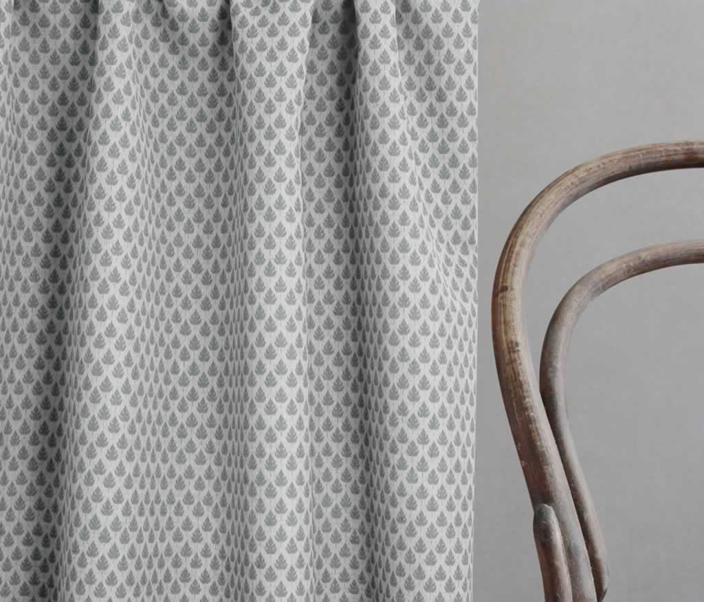 Kira-INV Greige - Curtain fabric with Grey botanical print