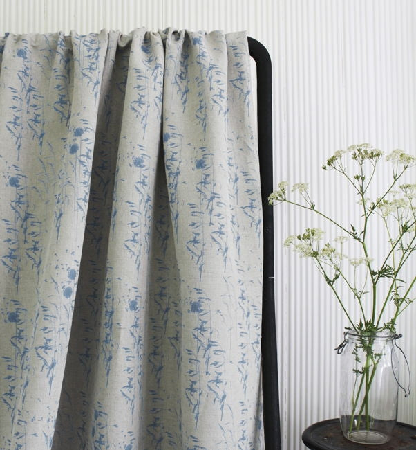 Breeze True Blue - Curtain fabric with Blue botanical pattern